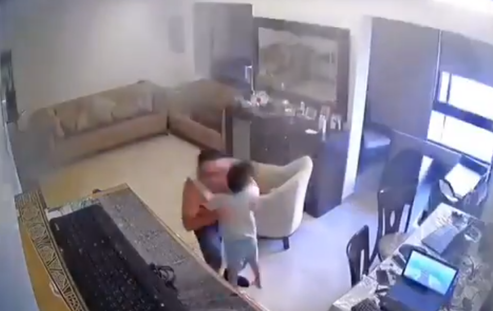 Sin u suzama, otac u panici strahuje za život svog mališana, a nakon prve eksplozije uradio je nešto neverovatno! (VIDEO)