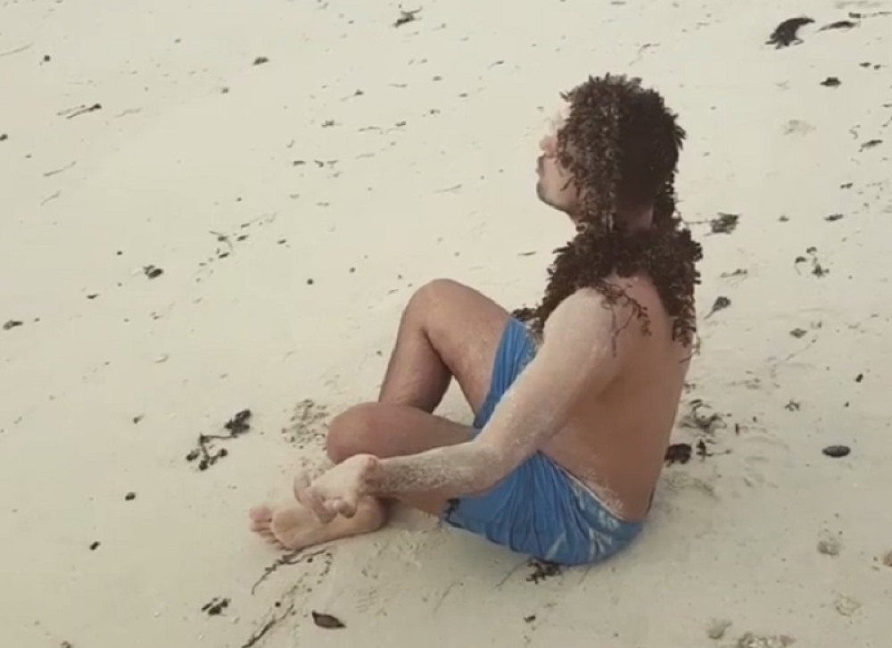 Urnebesan video bivšeg zadrugara kako priziva kišu na Tajlandu! (VIDEO)