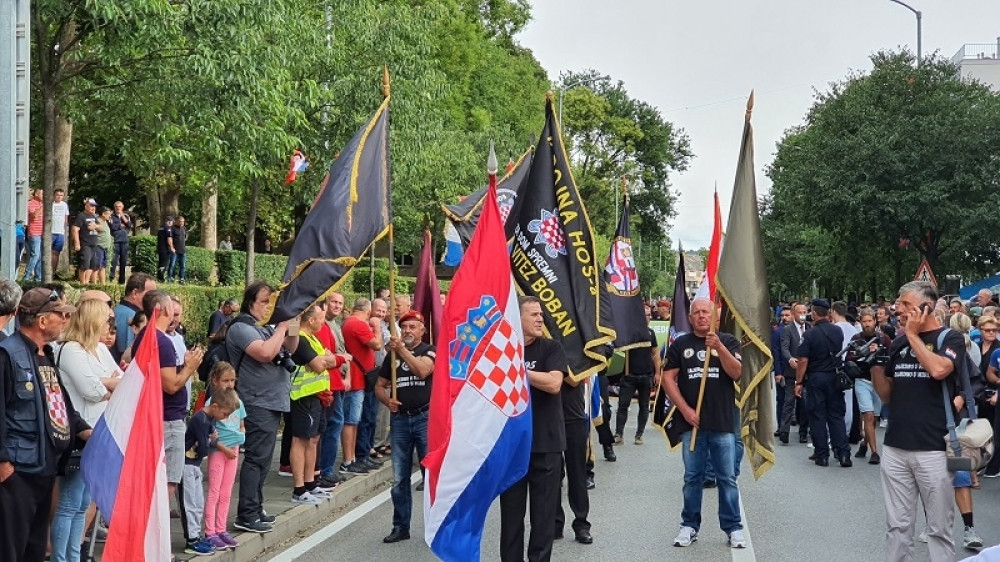 HOS-ovci došli u Knin, u majicama sa "za dom spremni" (FOTO)