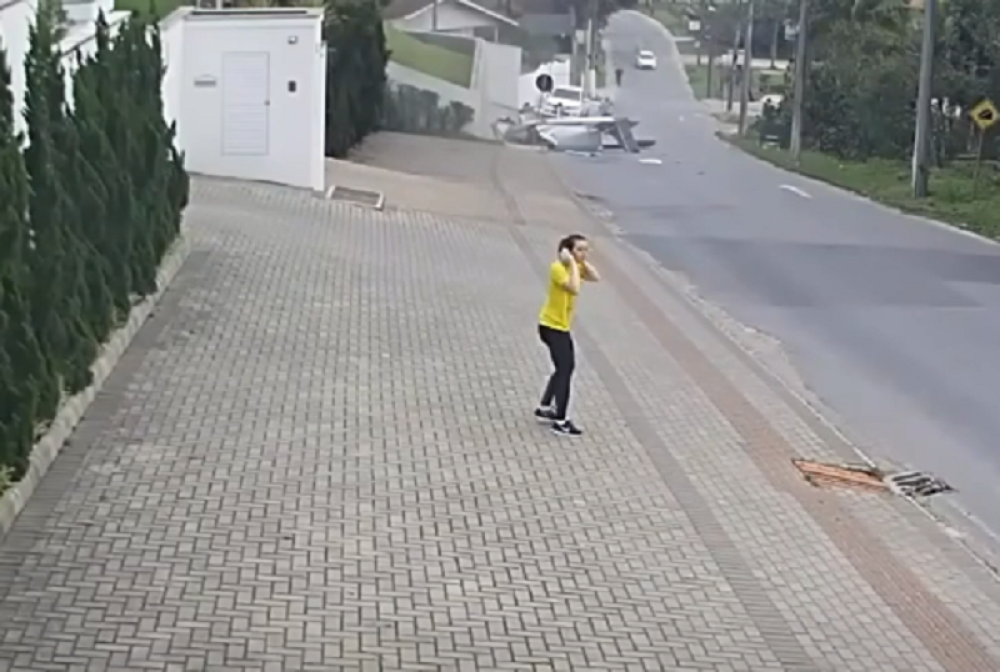 Žena mirno šetala ulicom, a onda se iza njenih leđa srušio avion! (VIDEO)