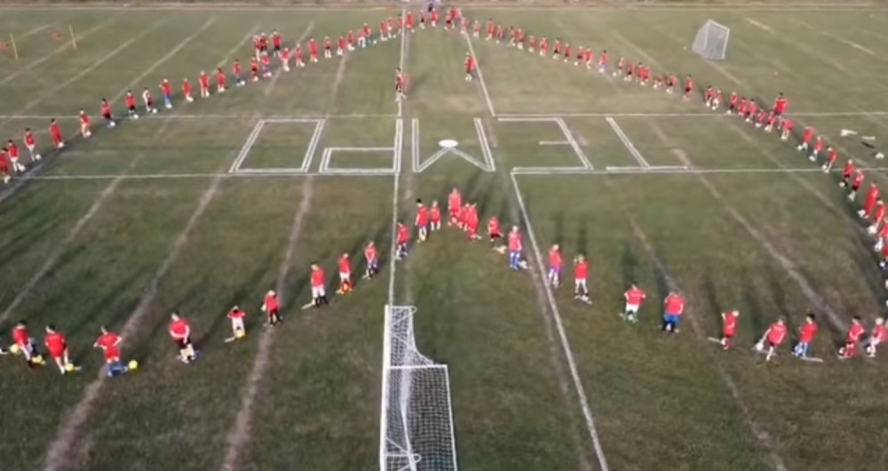 O prosidbi u Bosni priča cela Evropa, trener sa svojim timom doveo mladu do potpunog šoka