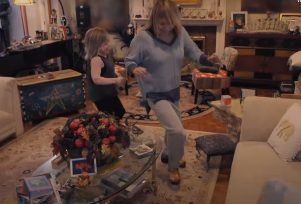 Majka i ćerka se svakodnevno ližu i masiraju, a tvrde da je to normalno?! (VIDEO)