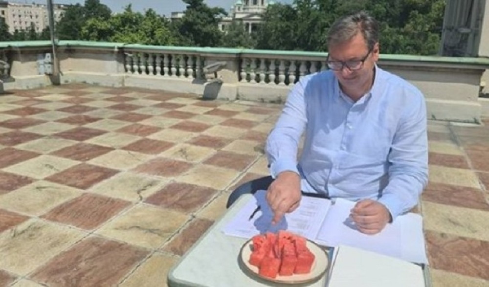Predsednik izneo radni sto na terasu i isekao lubenicu, sutra ga čeka veliki dan!