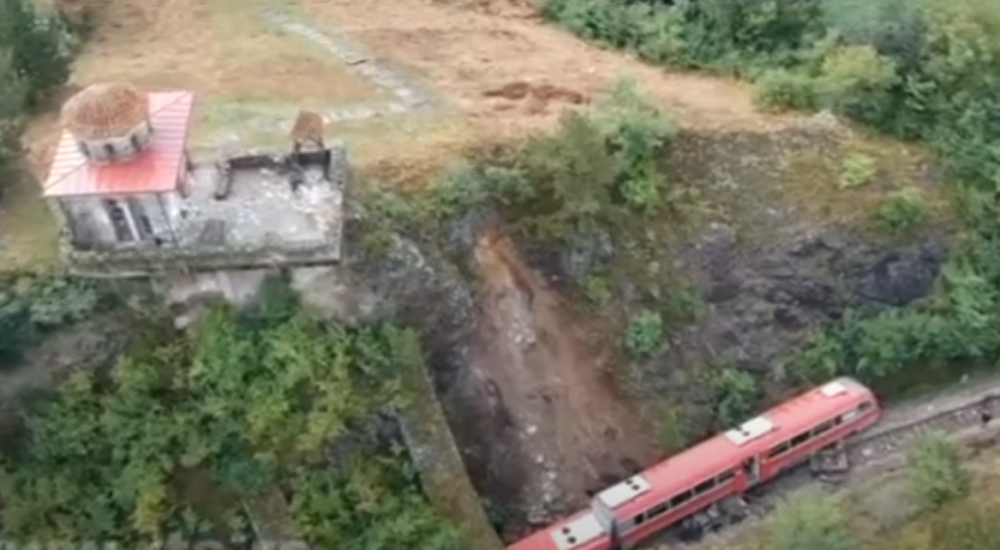 Od siline udarca mašinovođa nije stigao da reaguje, voz ispao iz šina! (VIDEO)