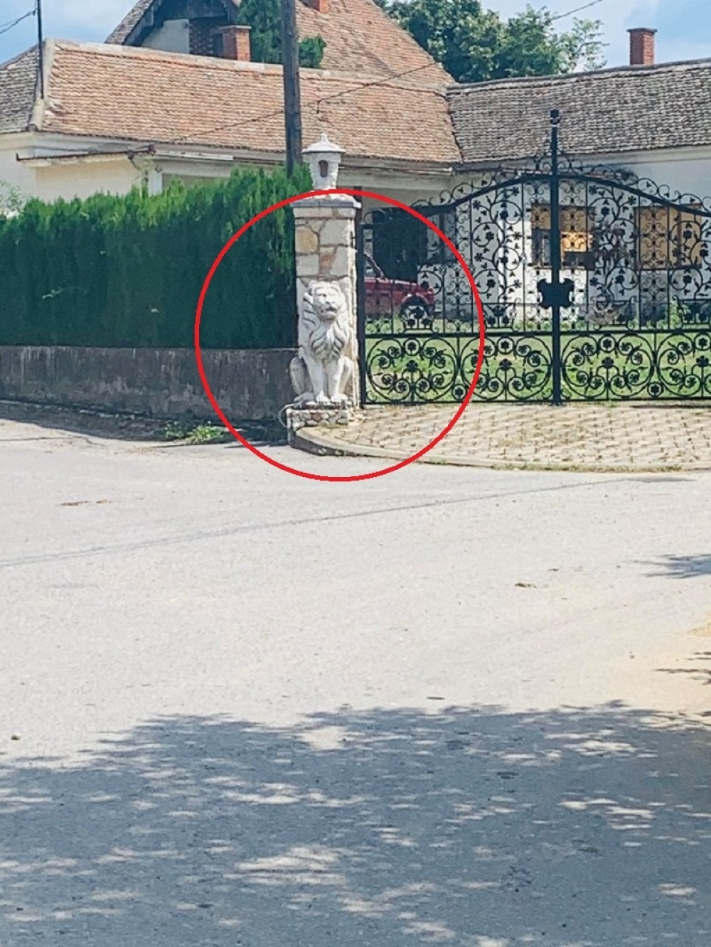 Čuli ste za lavove na kapiji, a ovaj domaćin ih je opravio u prirodnoj veličini (FOTO)