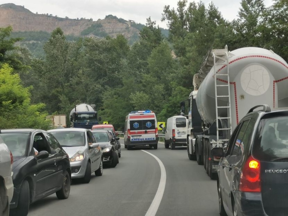 Vozač automobila udario u motociklistu, stvara se duga kolona! (FOTO)
