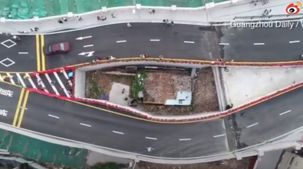 Kuća između dve saobraćajne trake (VIDEO)