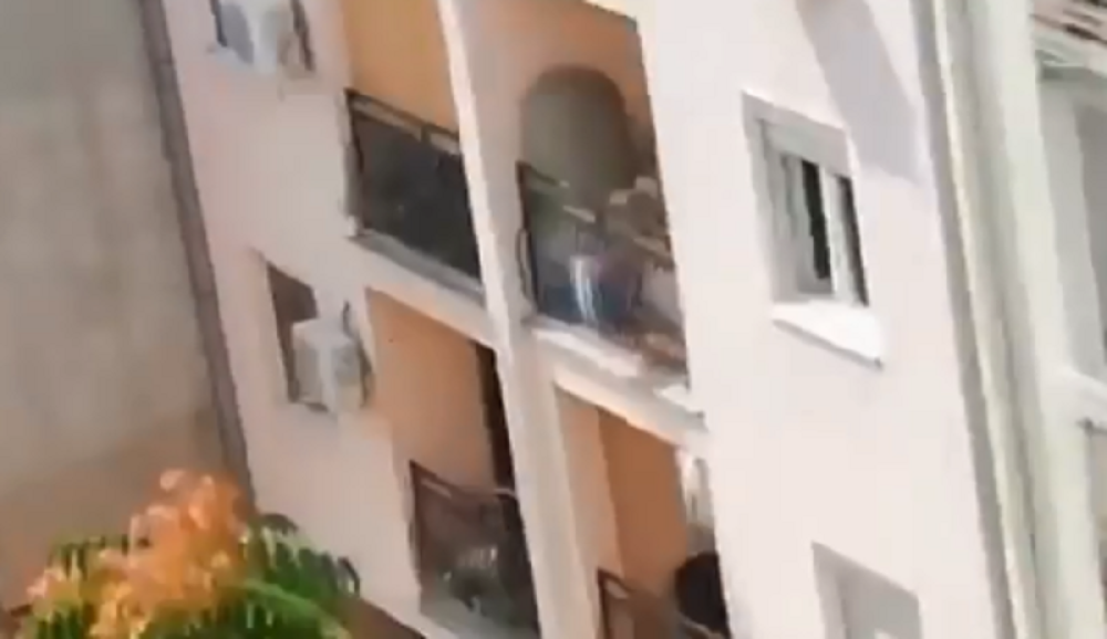 Muškarac skočio sa krova zgrade, evo kako se dočekao (VIDEO)