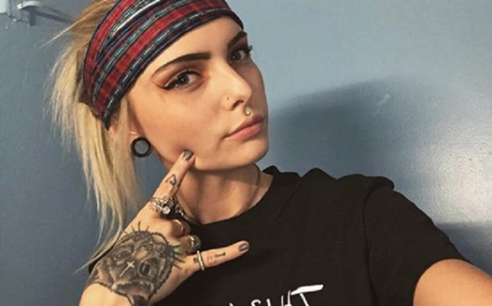 Pucala sebi u glavu: Od jezivih posledica preminula popularna glumica! (FOTO)