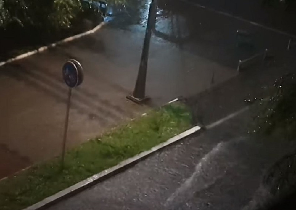 Policajka je stajala na kiši kada joj je prišao stariji Beograđanin: Ono što je uradio, dokaz je da i dalje postoje pravi džentlmeni (FOTO)