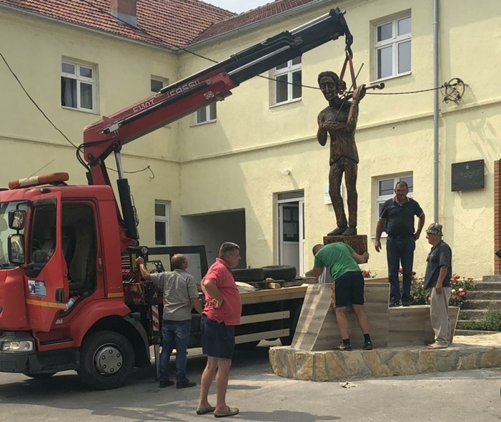 Delo srpskog reprezentativca u vajarstvu postavljeno u Pranjanima (FOTO)