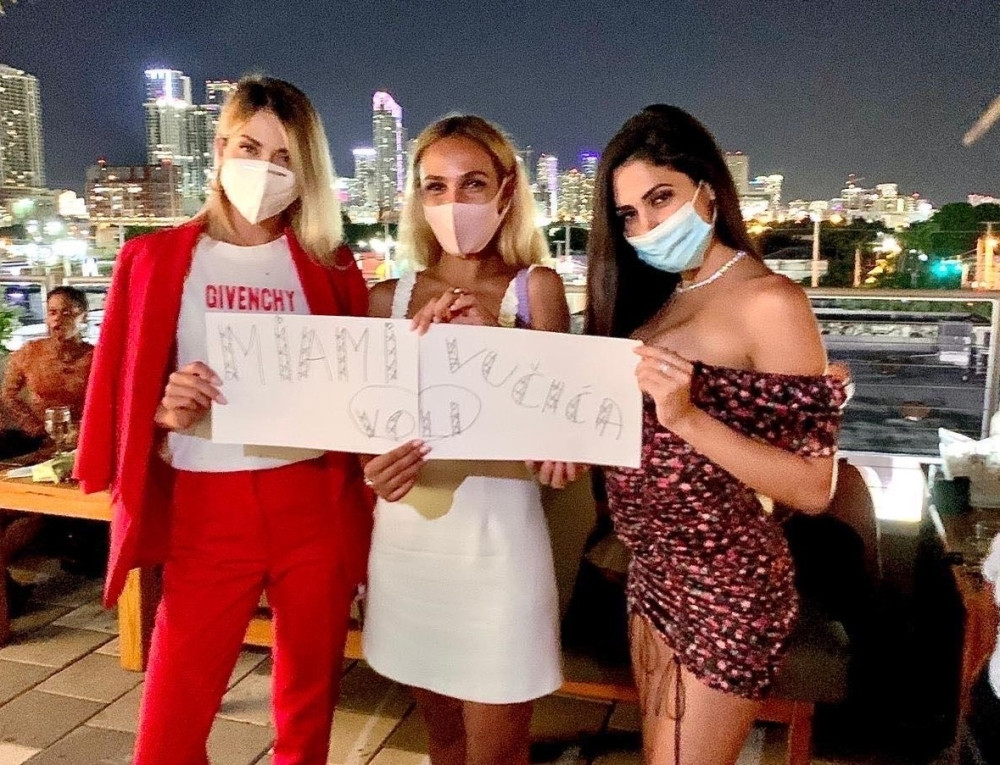 Širom sveta ljudi se fotografisali držeći plakate, a na njima ime predsednika Vučića (FOTO)