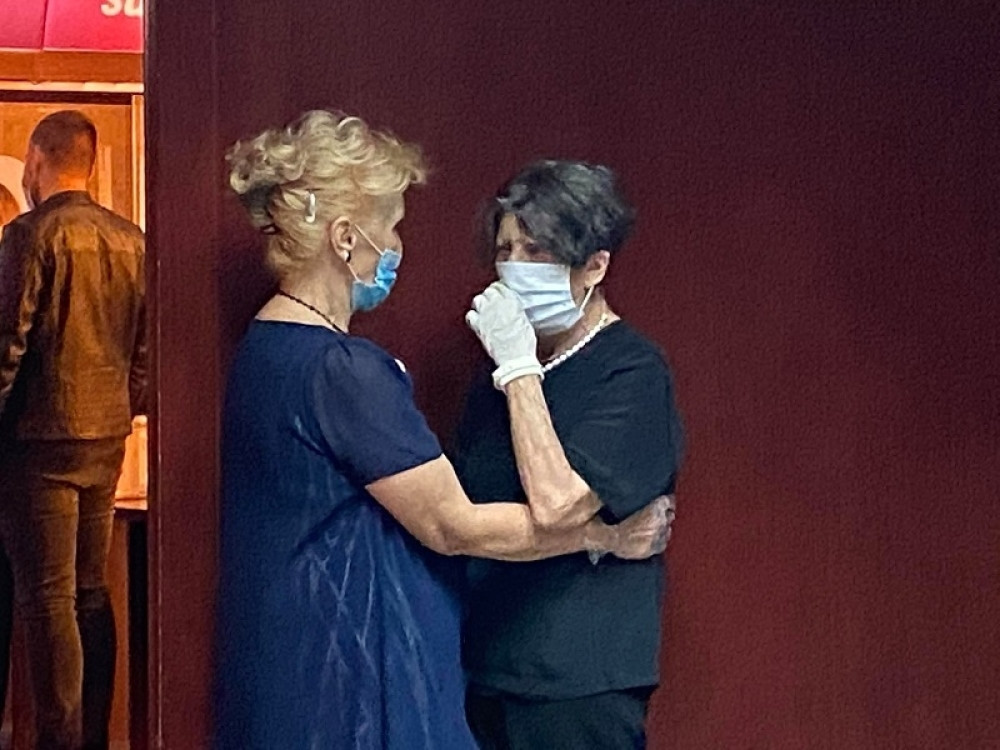 Njena majka se bacila prijateljici u zagrljaj, pa počela da plače na sav glas! (FOTO)