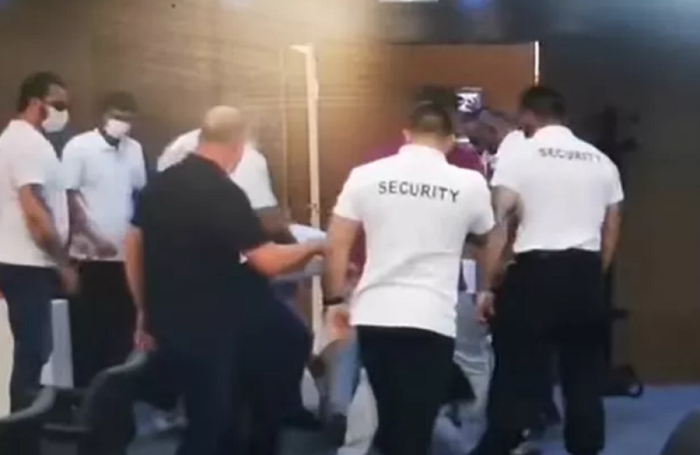 Incidenti u Budvi: Odbornike hteli da izbace iz sale (VIDEO)