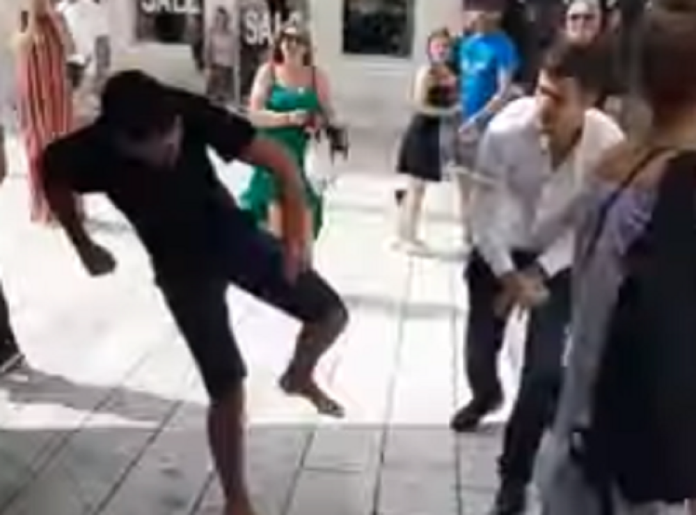 Bahati Francuz je dobio lekciju od konobara koju će pamtiti do kraja života (VIDEO)