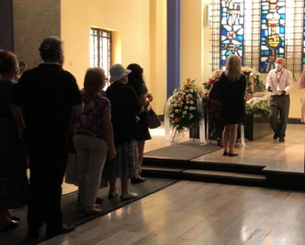 Kovčeg Isidore Bjelice prepun cveća: Redovi ljudi u suzama prilaze da se oproste od književnice! (FOTO/VIDEO)