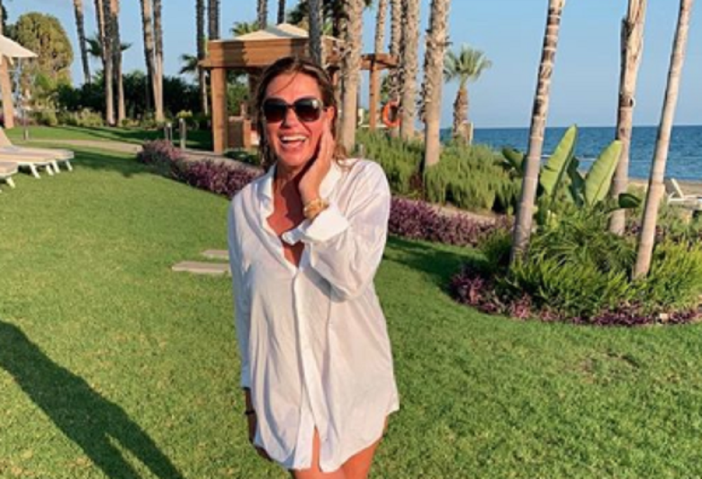 Poznata voditeljka uhvaćena kako razmenjuje nežnost sa biznismenom na plaži! (FOTO)