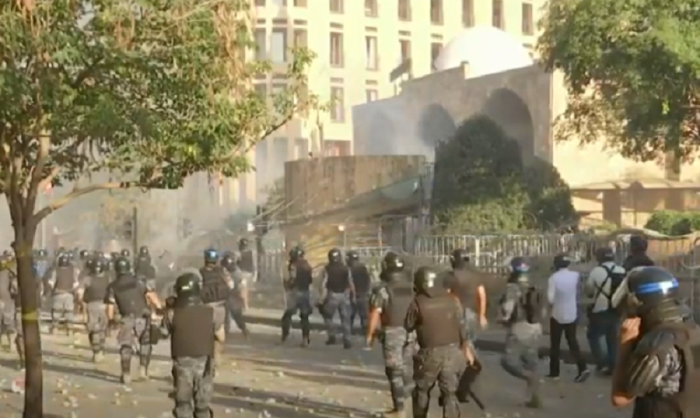 U sukobima POGINUO POLICAJAC, situacija van kontrole! RAT NA ULICAMA (VIDEO)