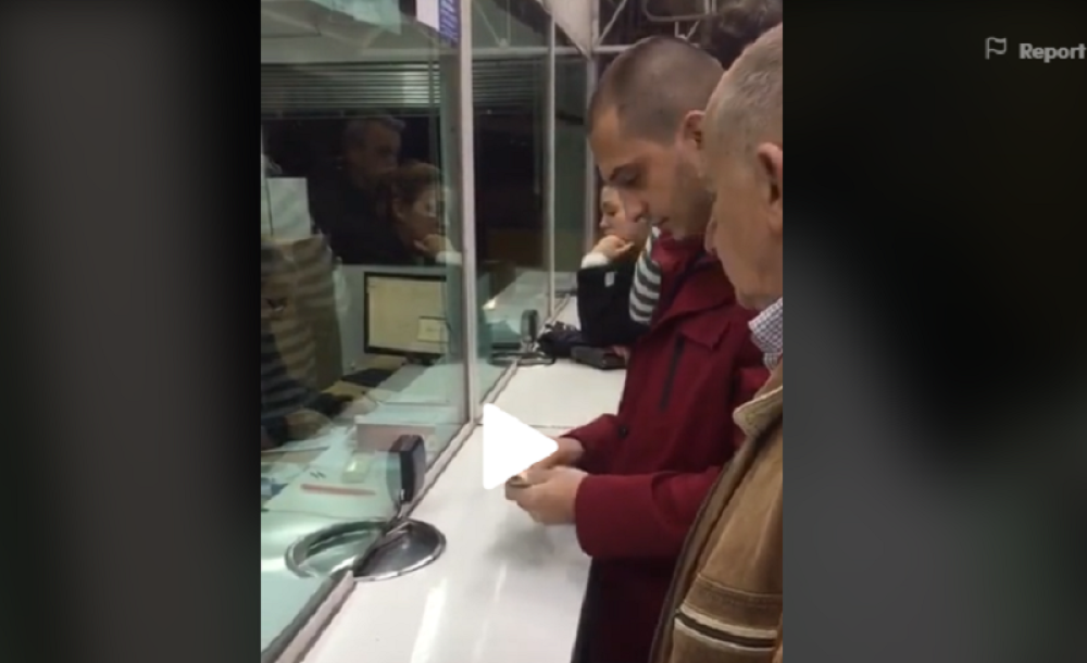 Momak platio račun u iznosu od 13.245 dinara, a 9.000 dao u kovanicama sa sve kesom! (VIDEO)