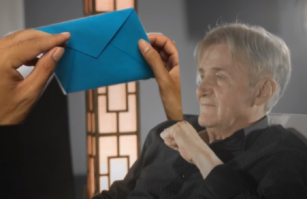 Otvorio ga je u avionu na letu Rijeka-Zagreb i nastao je strah...