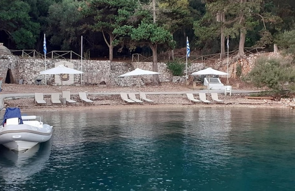 Grci opet posadili ležaljke na masovnoj srpskoj grobnici! (FOTO)