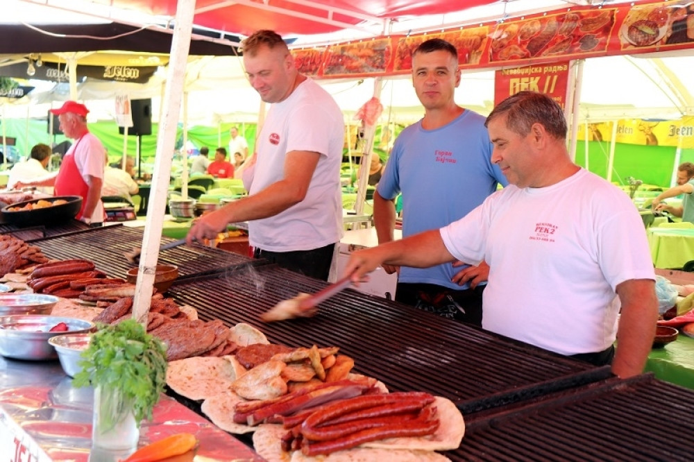 "Sramota je na vašaru ne kupiti nešto, bar lizalicu, varljaču ili ne popiti rakiju ispod šatora" (FOTO)