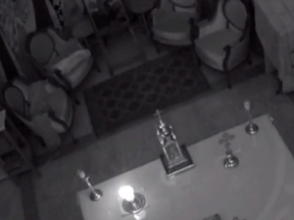 Ono što su zatekli unutra ostavilo ih je bez reči: Oltar pravoslavne crvke Svetog Dimitrija ostao netaknut! (FOTO)