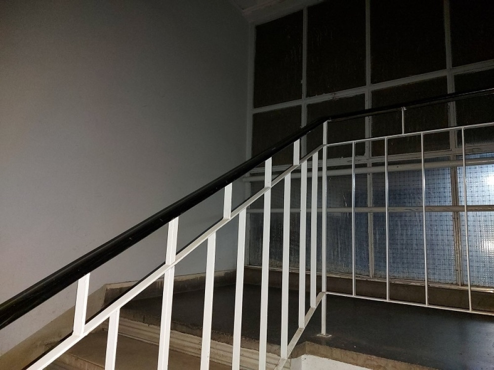 Srpski dizajner se uneredio nasred hodnika: Izvršio veliku nuždu u zgradi opštine!