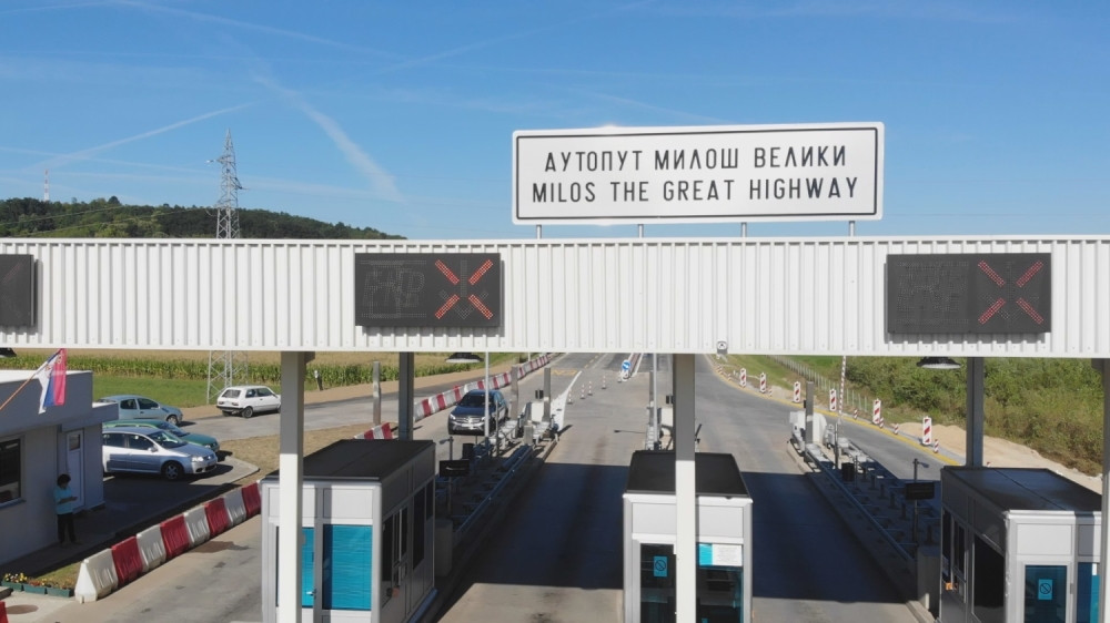 Vozila čekala u mestu da prođe nevreme(VIDEO)