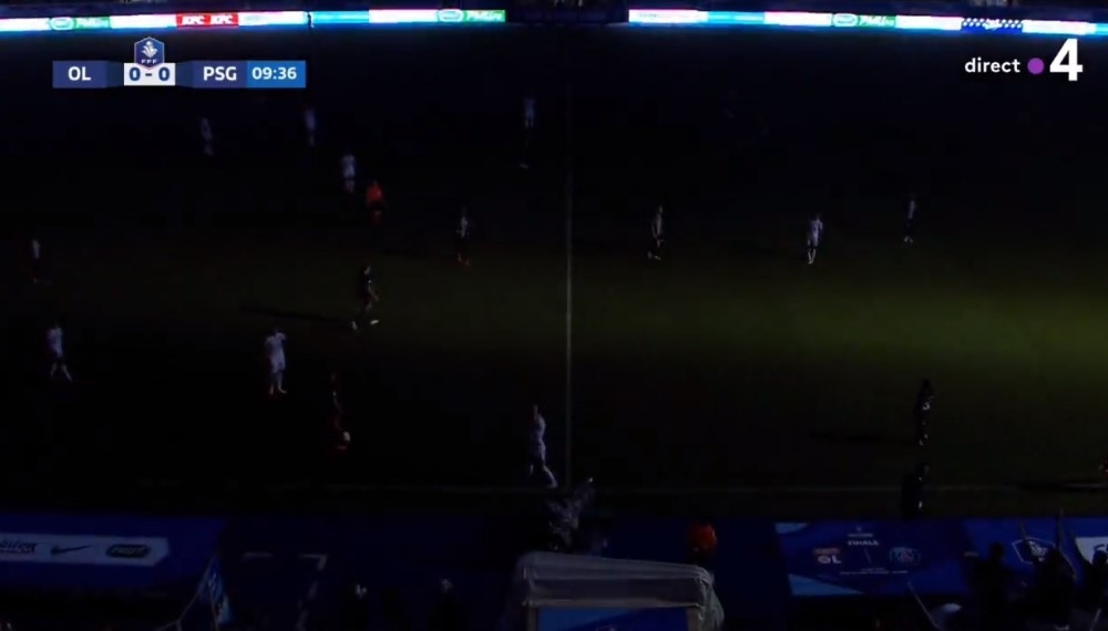 U finalu Kupa Francuske neko "ugasio svetla" na stadionu! (VIDEO)