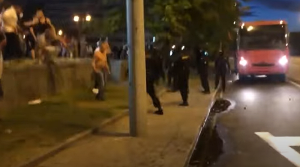 Opozicija izašla na ulice, izbili sukobi u Minsku, lete baklje i kamenice na policiju (VIDEO)