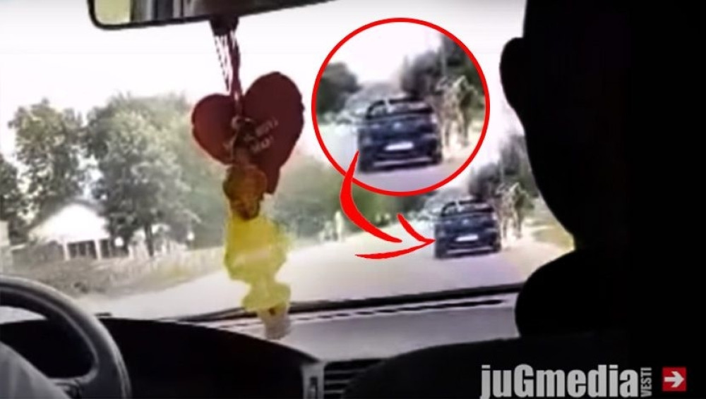 Suludi vozač nasrtao automobilom na pešake, umalo udario drugo vozilo, a onda bežao policiji (VIDEO)