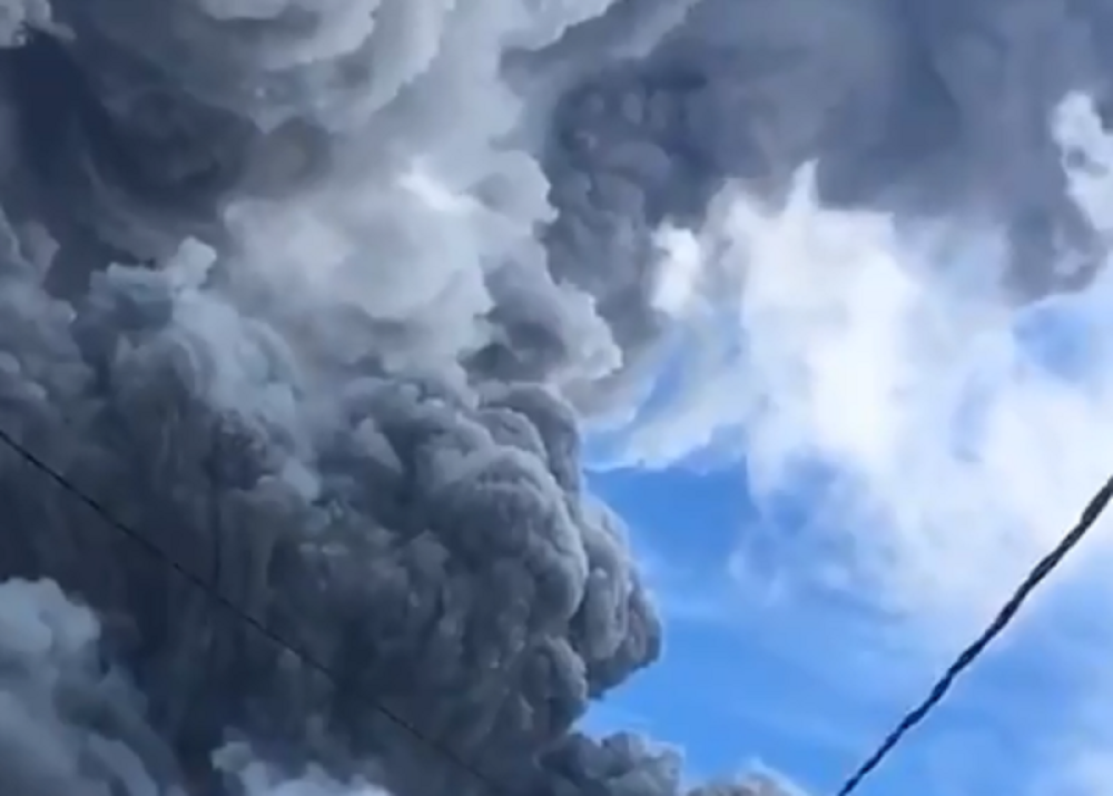 Sela prekrivena pepelom, vulkan nije bio aktivan četiri veka, a sada 30.000 ljudi napušta svoje domove (VIDEO)