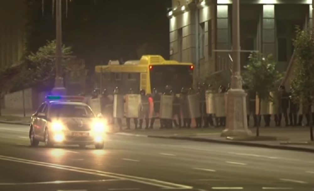 Policijski automobil pregazio demonstranta (UZNEMIRUJUĆI VIDEO)