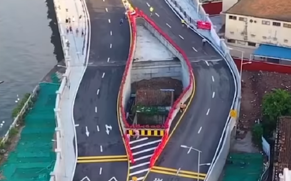 Oko kuće su joj napravili auto-put, ali ona i dalje odbija da je proda (VIDEO)