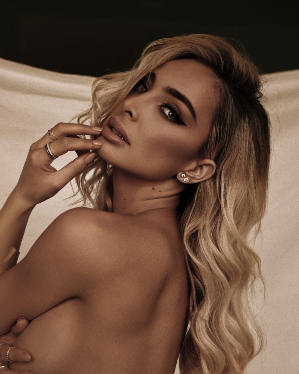 Maja Berović otkrila kako jača polovina uživa u njenim provokativnim pozama, pa priznala šta kad se vidi previše (VIDEO)