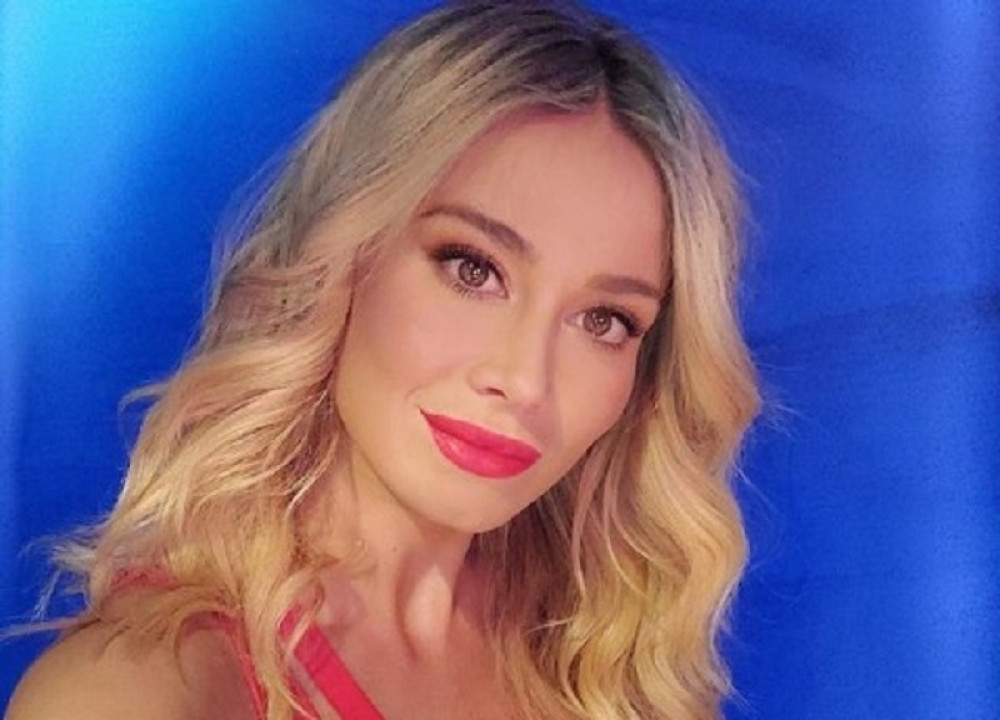 Muškarci ne mogu da skinu pogled sa vatrene voditeljke: Se*sipilna plavuša pokazala obline u kupaćem kostimu (FOTO)