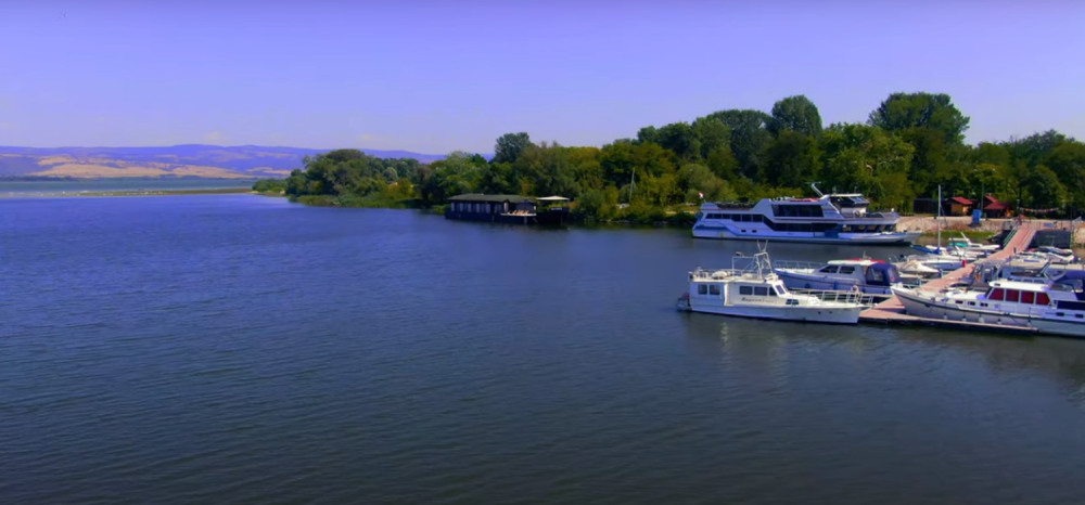 Stariji ribar doživeo infarkt u čamcu i pao u vodu, mlađi skočio za njim, a onda se dogodio najgori scenario na vodi!