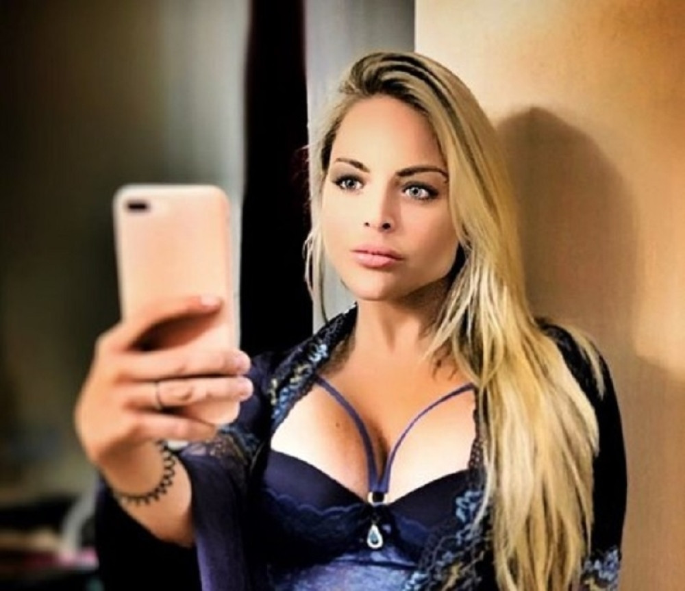 Prsata plavuša obećala da će se skinuti gola, ali je plan propao zbog kluba iz Minhena (FOTO)