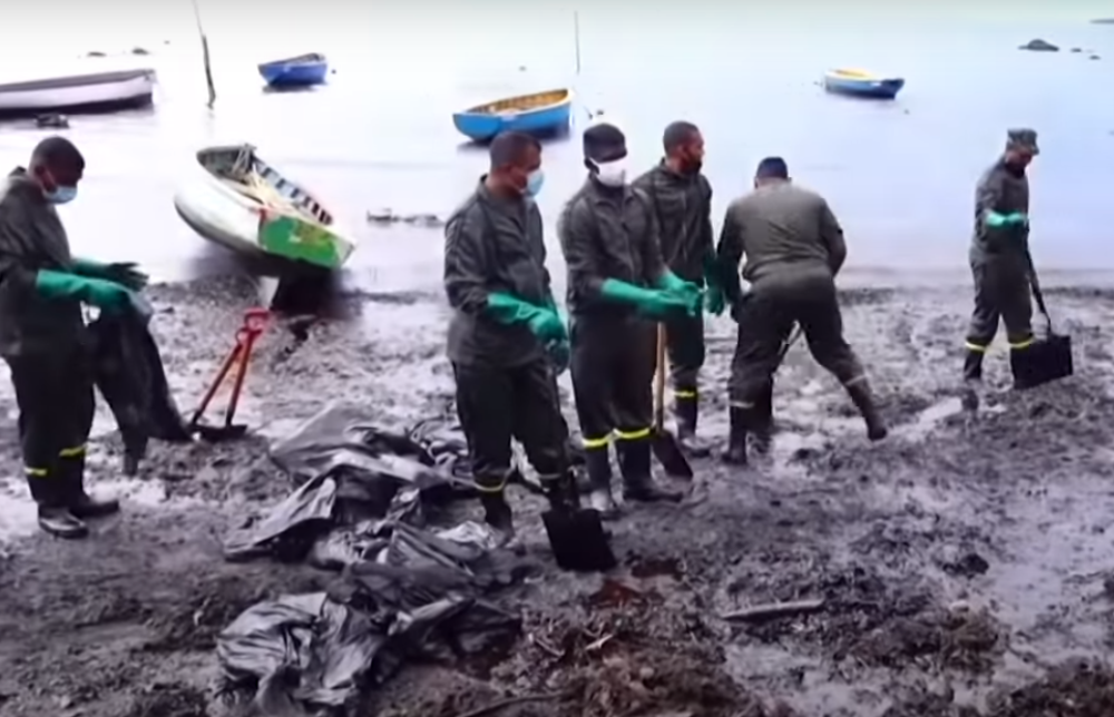 Nakon što je brod ispustio 1.000 tona nafte i napravio užas plaše se strašne katastrofe! (VIDEO)