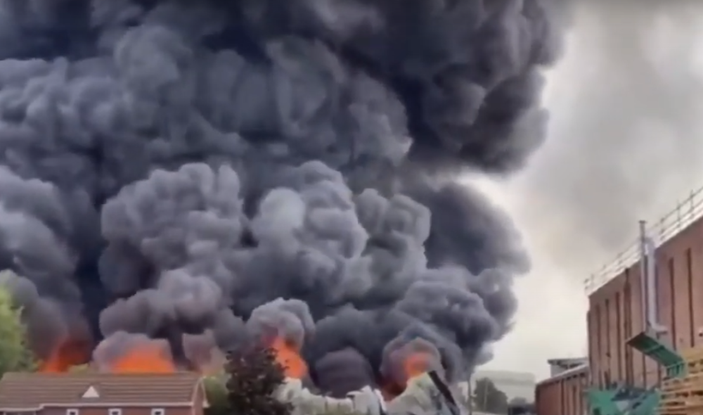 Nakon snažne detonacije počeo strašan požar da kulja, više od 100 vatrogasaca se bori sa stihijom! (FOTO/VIDEO)