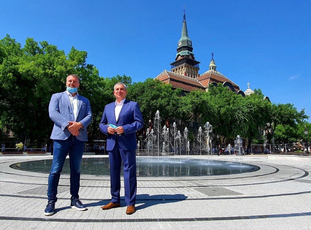 Puštena u rad nova, moderna fontana na Trgu slobode u Subotici (FOTO)