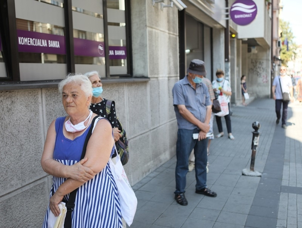 Razlozi su pomalo čudni, ali evo šta se stvarno krije iza činjenice da penzioneri ne koriste bankomate!