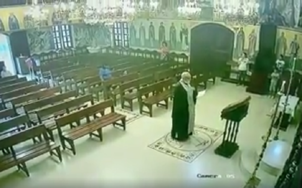 Sveštenik za dlaku izbegao smrt, vršio službu u Bejrutu, a onda ga je sam Bog spasio (VIDEO)