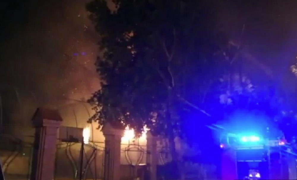 Gori stara štamparija, vatrogasci pokušavaju da obuzdaju vatrenu stihiju (VIDEO)