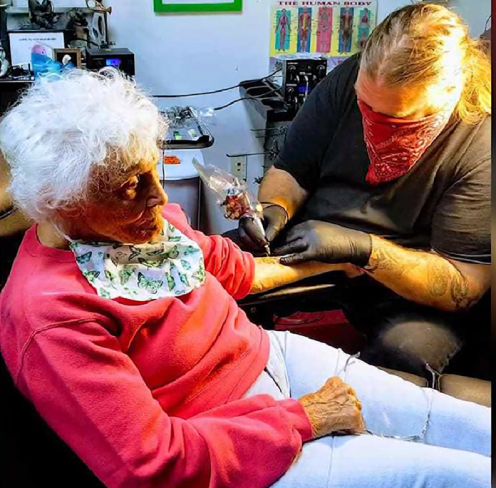 Ova baka je napunila 103. rođendan i rešila da se tetovira prvi put u životu! (VIDEO)
