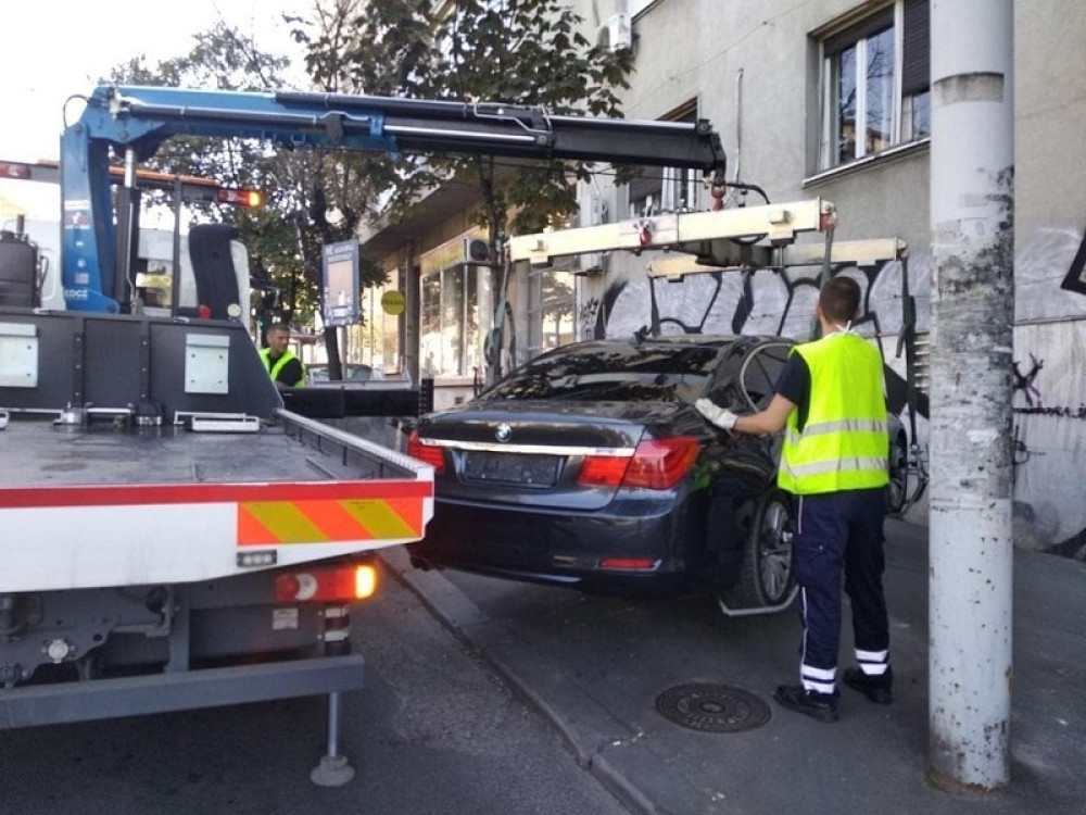 Bahati vozač u centru Beograda skinuo tablice misleći da će nasamariti nadležne, pogledajte šta mu se desilo (FOTO)