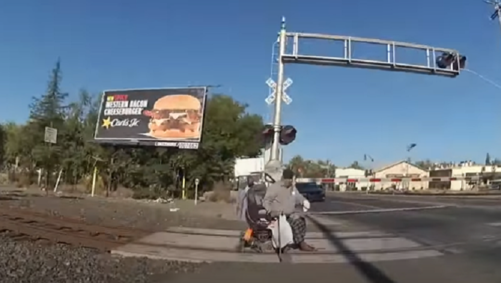 Čovek u kolicima zaglavio se na šinama, voz se približava, ali tu je hrabra policajka (VIDEO)