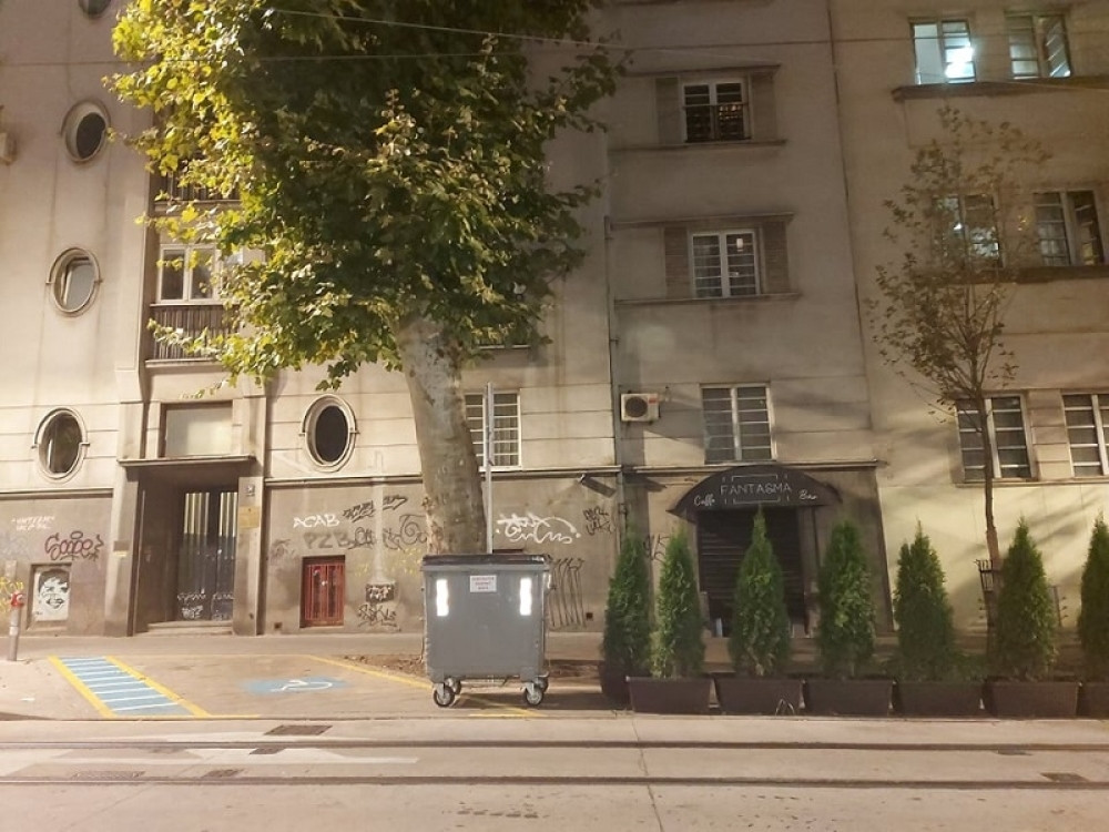 Ovo je zaista komšija iz pakla, kada su stanari shvatili šta im je radio na ulaznim vratima ostali su nemi!