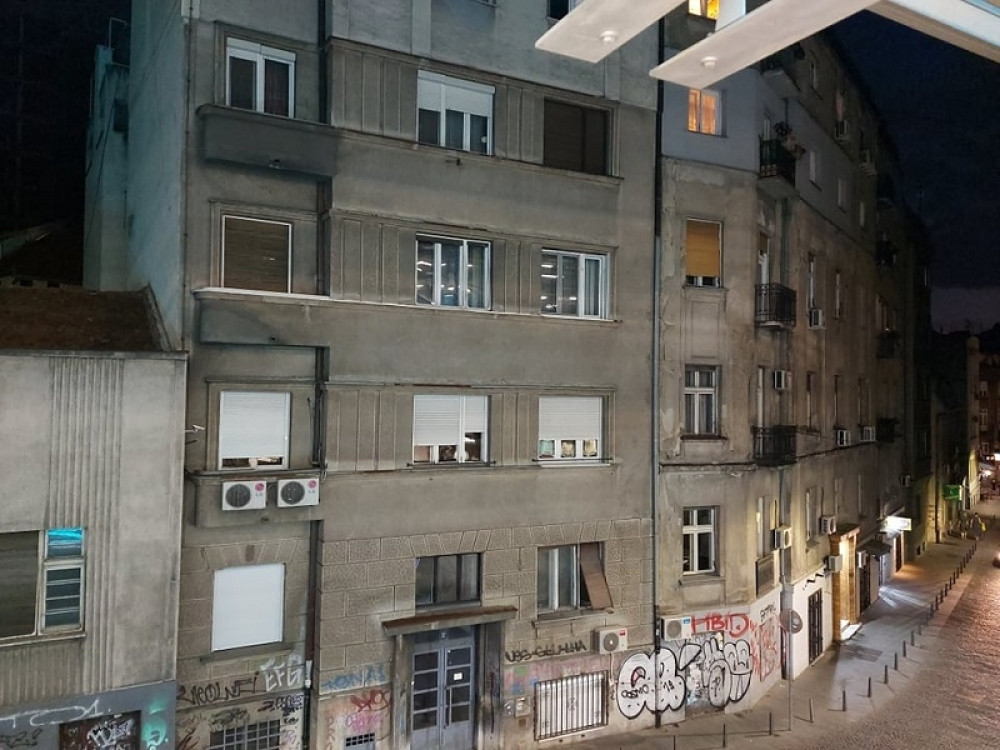 U stanu na Dorćolu pravili žurku sa 100 ljudi! Jedan pao na terasu ispod, stanari zvali policiju